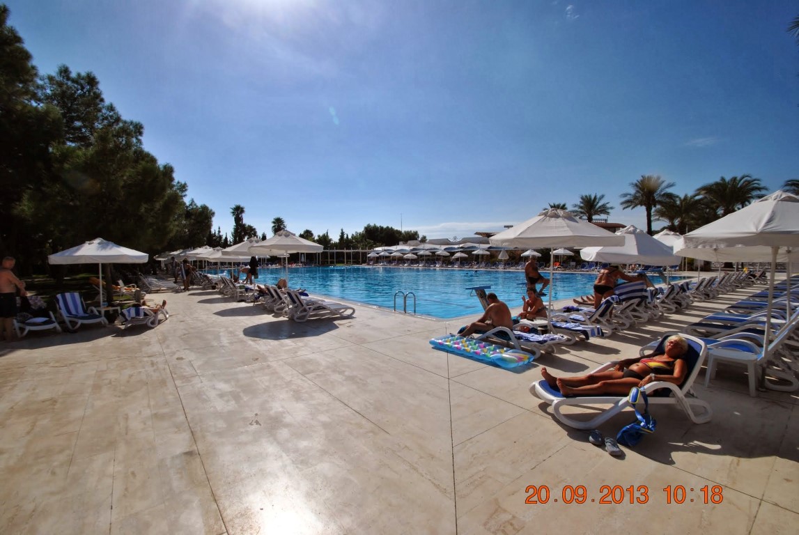 imagini hotel TITANIC LARA